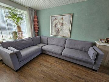 Ruime grijze bank, hoekbank. Super kwaliteit en comfort!