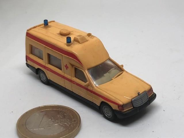 Mercedes Binz 2001 Ambulance, Wiking, Hobby en Vrije tijd, Modelauto's | 1:87, Gebruikt, Auto, Wiking, Ophalen of Verzenden