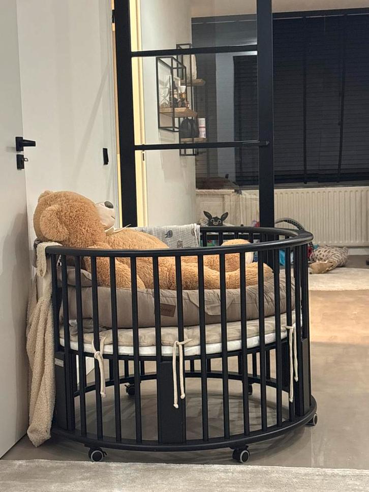 Mooie ronde wieg / box zwart, Kinderen en Baby's, Babywiegjes en Ledikanten, Zo goed als nieuw, Wieg, Ophalen of Verzenden