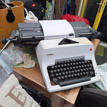 Olympia international typemachine  beschikbaar voor biedingen