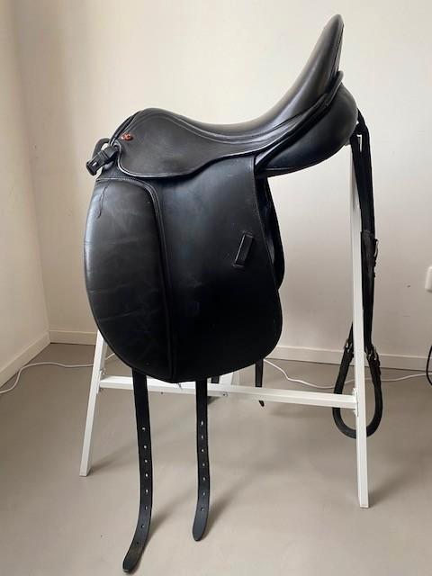 JC dressuurzadel 16,5 inch met staartriem, Dieren en Toebehoren, Paarden en Pony's | Zadels, Gebruikt, Dressuur, Ophalen