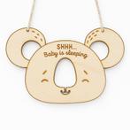 Kraamcadeau met naam – Koala deurhanger baby – Hout Arden, Verzenden, Nieuw, Wanddecoratie