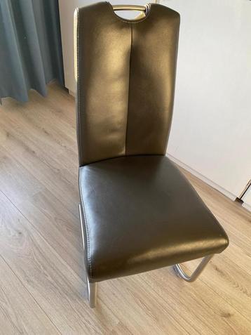 Twee grijze eetkamerstoelen beschikbaar voor biedingen