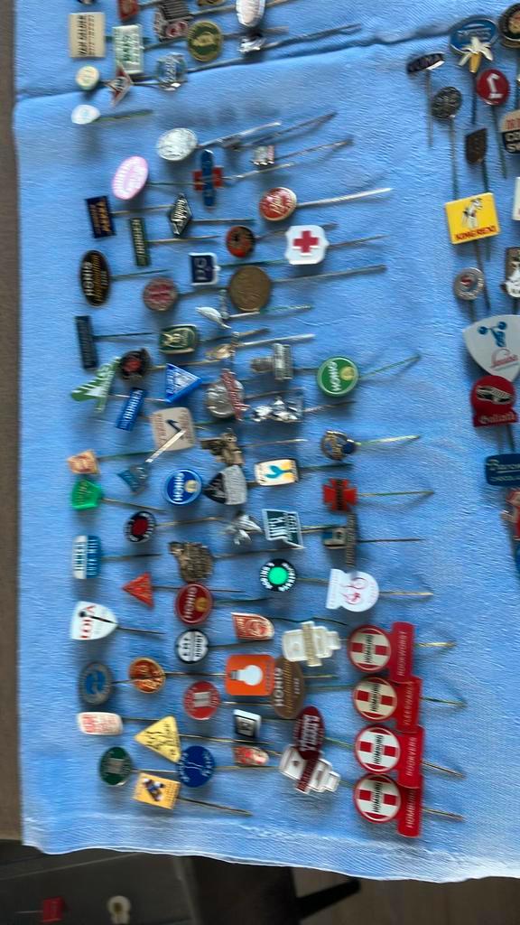70 speltjes van bedrijven uit de regio Nijmegen, Verzamelen, Speldjes, Pins en Buttons, Zo goed als nieuw, Speldje of Pin, Overige onderwerpen