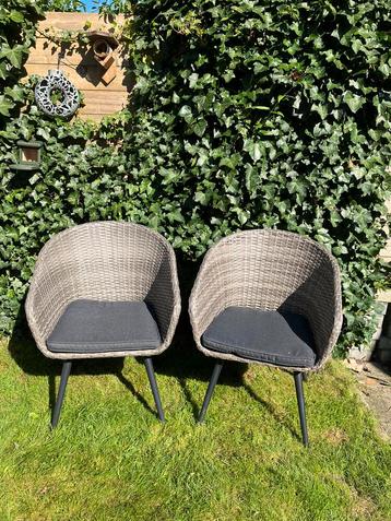 Stijlvolle rotan tuinstoelen  beschikbaar voor biedingen