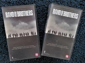 VHS: Band of Brothers compleet. 2 Cassettes/4 videobanden. beschikbaar voor biedingen
