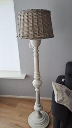 Staande lamp met rieten kap, Huis en Inrichting, Lampen | Vloerlampen, Ophalen, Gebruikt, Hout, 150 tot 200 cm