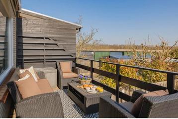 Tuinset met bank, 2 stoelen en tafel beschikbaar voor biedingen