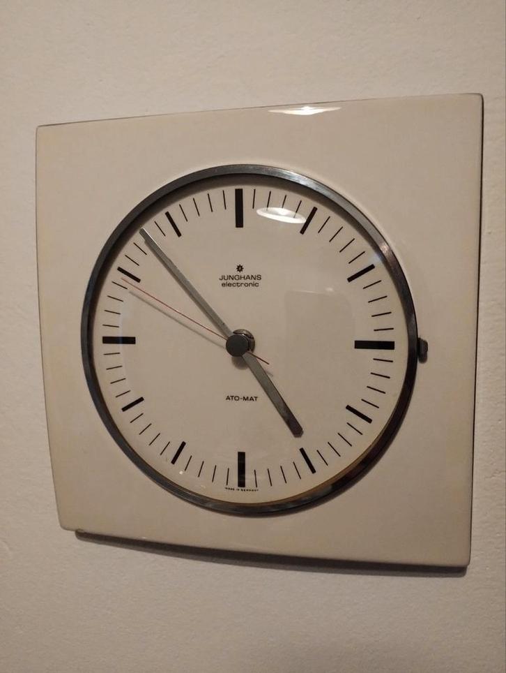 Vintage Junghans electronic ato-mat wandklok, Huis en Inrichting, Woonaccessoires | Klokken, Gebruikt, Wandklok, Ophalen of Verzenden