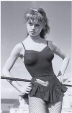 Brigitte Bardot met netkousen Ansichtkaart, Verzamelen, Ansichtkaarten | Themakaarten, Verzenden, 1980 tot heden, Ongelopen, Sterren en Beroemdheden