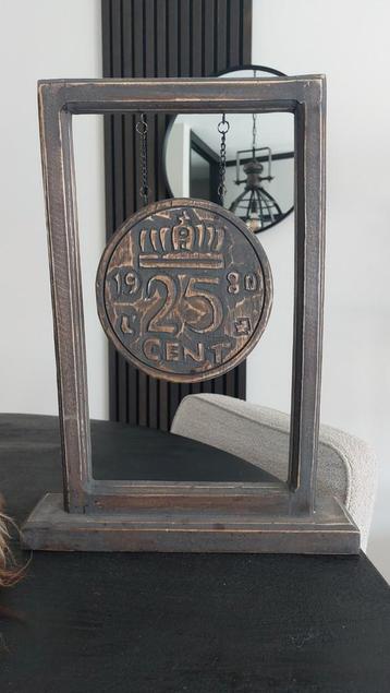 Brocante Raamdecoratie munt 25 cent 1980 met Houten Frame beschikbaar voor biedingen