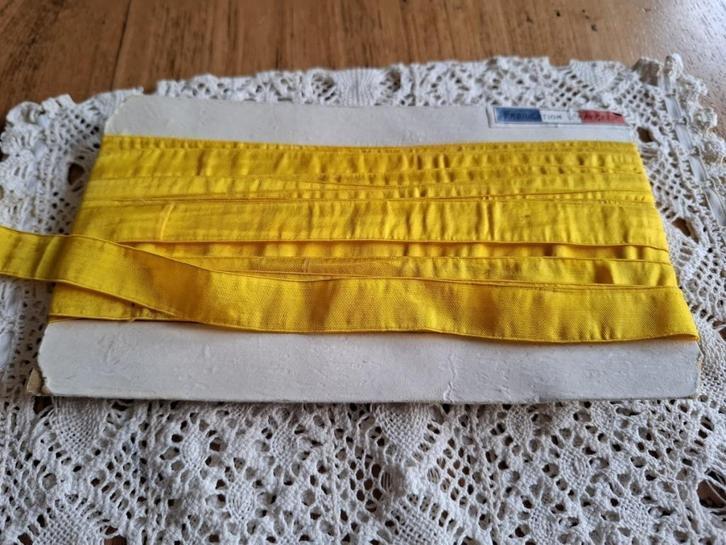 Karton met oud Frans geel lint, leuk ter decoratie, PASEN, Diversen, Pasen, Gebruikt, Ophalen of Verzenden