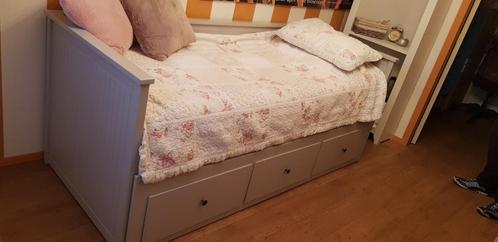 Hemnes bedbank, dressoir en tafeltje, Huis en Inrichting, Slaapkamer | Bedden, Zo goed als nieuw, Eenpersoons, 90 cm, 210 cm, Hout