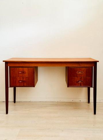 Midcentury Deens bureau in teak jaren 60 beschikbaar voor biedingen