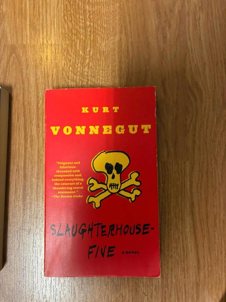 Te koop: Slachthuis Vijf – Kurt Vonnegut, Boeken, Literatuur, Gelezen, Ophalen of Verzenden