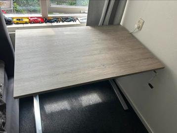 In hoogte verstelbaar bureau 120cm breed x 80cm diep beschikbaar voor biedingen