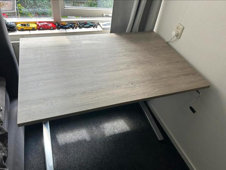 In hoogte verstelbaar bureau 120cm breed x 80cm diep, Huis en Inrichting, Bureaus, Zo goed als nieuw, In hoogte verstelbaar, Ophalen