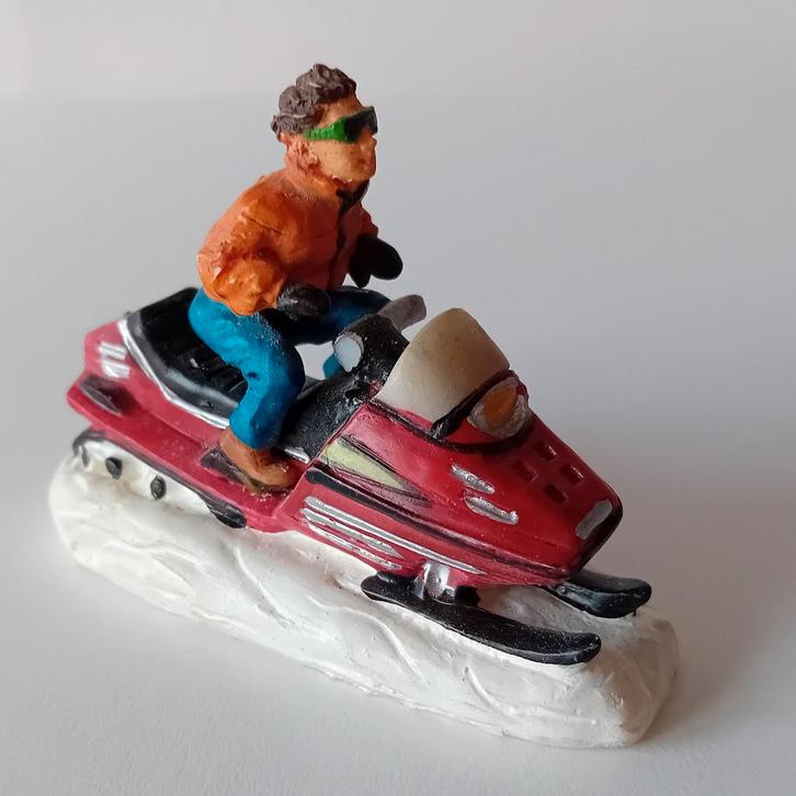 Lemax fun on ski mobile, retired, Lemax figuur Kerstdorp, Diversen, Kerst, Ophalen of Verzenden