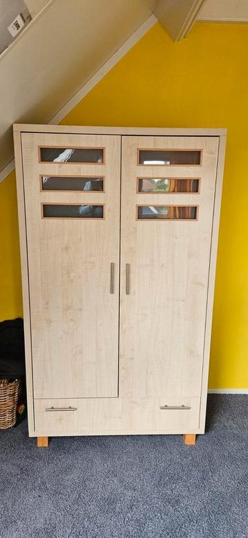 kleding kast hang en leg deel beschikbaar voor biedingen