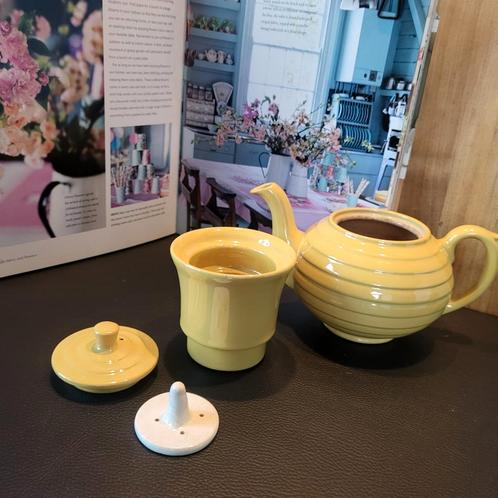 Geel antiek Theepotje met zeefje. Plateelbakkerij Gouda, Antiek en Kunst, Antiek | Servies los, Ophalen of Verzenden