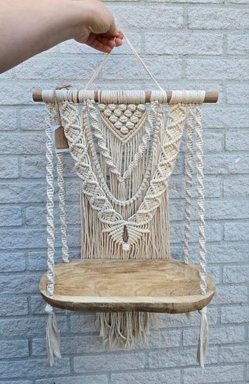 Macramé met houten plankje  beschikbaar voor biedingen