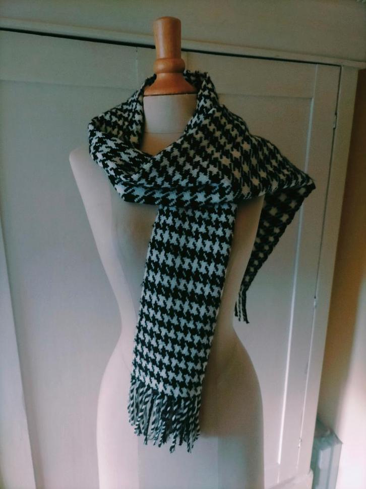 Warme Pied de Poule shawl in zwart wit, Kleding | Dames, Mutsen, Sjaals en Handschoenen, Gedragen, Sjaal, Maat 38/40 (M), Ophalen of Verzenden