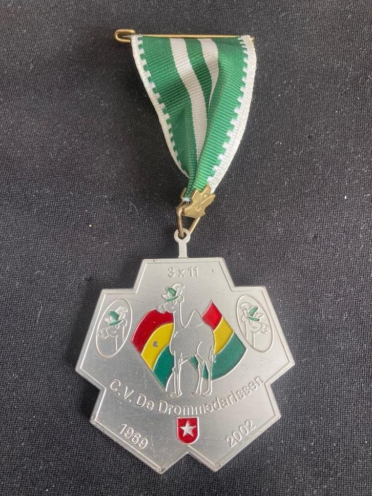 Carnaval orde CV de Drommedarissen Mestreech 2002 - 3x11Joar, Postzegels en Munten, Penningen en Medailles, Overige materialen