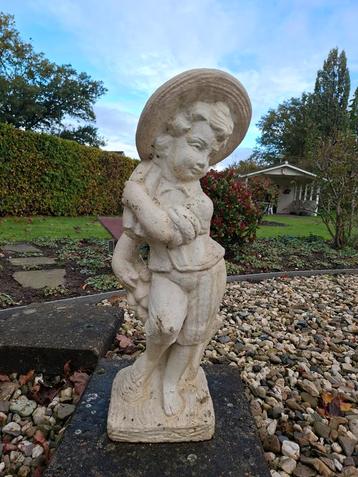 Betonnen Tuinbeeld Meisje met Hoed beschikbaar voor biedingen