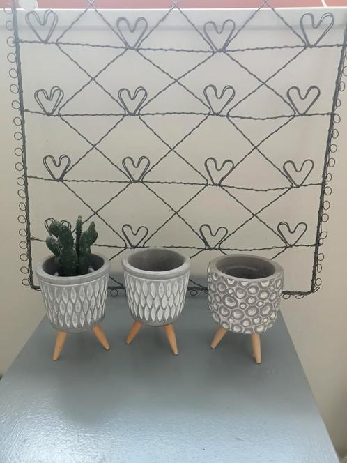 Bloempotjes op houten poten, Huis en Inrichting, Woonaccessoires | Vazen, Zo goed als nieuw, Overige kleuren, Minder dan 50 cm