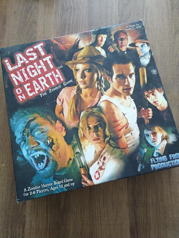 Last Night on Earth: The Zombie Game (2007), Hobby en Vrije tijd, Gezelschapsspellen | Bordspellen, Zo goed als nieuw, Een of twee spelers