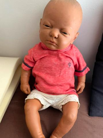 Levensechte Babypop beschikbaar voor biedingen