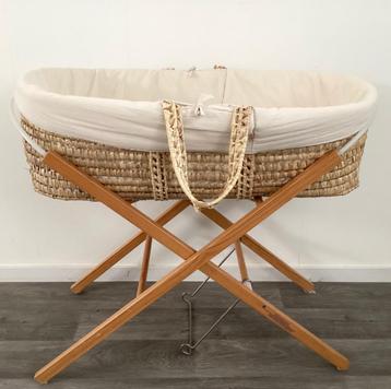 Rotan Mozeswieg /  reismand inclusief standaard en matras beschikbaar voor biedingen