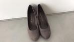 Grijze suede pumps van Tamaris in maat 41, Tamaris, Pumps, Ophalen of Verzenden, Zo goed als nieuw