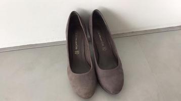 Grijze suede pumps van Tamaris in maat 41 beschikbaar voor biedingen