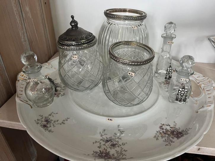 Schaal met glazen accessoires - Brocante Stijl, Antiek en Kunst, Curiosa en Brocante, Ophalen