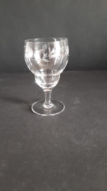 Wijn of borrel glas op voet Motief lijntjes en blaadjes beschikbaar voor biedingen