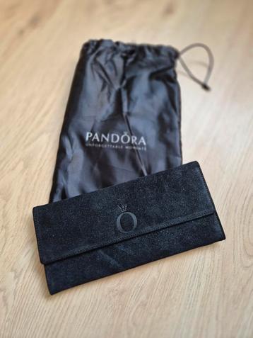 Een zwarte leren Pandora clutch met een lichte glitter beschikbaar voor biedingen