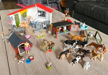 Schleich dierenkliniek met allerlei dieren beschikbaar voor biedingen