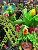 Groene Foam pruik met tulpen, Kleding | Dames, Carnavalskleding en Feestkleding, Ophalen of Verzenden, Zo goed als nieuw, Accessoires