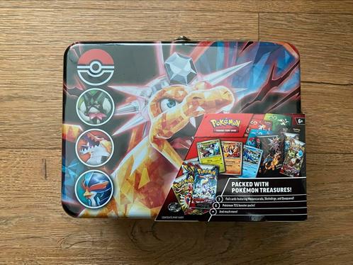 Pokémon TCG - Charizard Collector's Chest Fall 2023 *SEALED*, Hobby en Vrije tijd, Verzamelkaartspellen | Pokémon, Nieuw, Foil