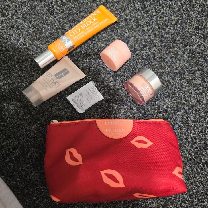 Clinique Make-up Tasje met Verzorgingsproducten, Sieraden, Tassen en Uiterlijk, Uiterlijk | Cosmetica en Make-up, Zo goed als nieuw