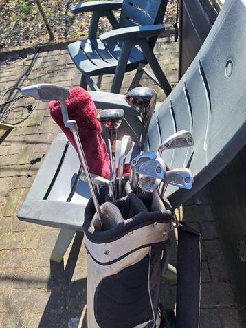golftassen met clubs beschikbaar voor biedingen