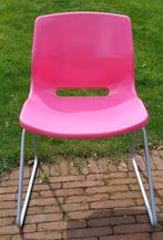 Gratis roze kunststof stoel, Huis en Inrichting, Stoelen, Metaal, Gebruikt, Eén, Ophalen