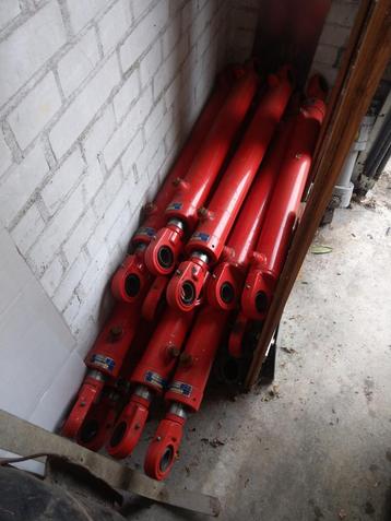 Meerdere hydraulische cilinders beschikbaar voor biedingen
