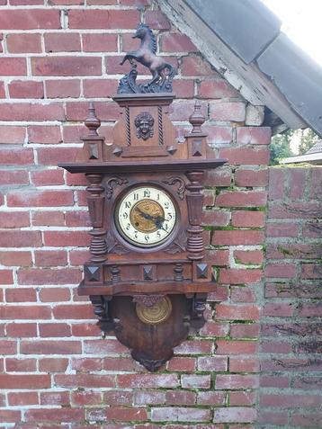 Vrijslinger regulateur in eiken kast, paard in top. beschikbaar voor biedingen