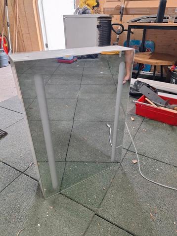 Spiegelkastje met verlichting beschikbaar voor biedingen