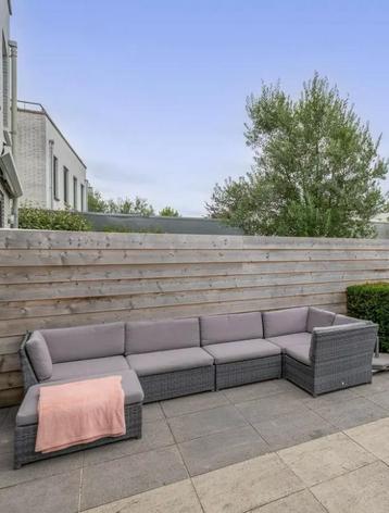 Gratis loungeset met kussens beschikbaar voor biedingen