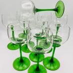 2 wijnglazen gekleurd glas, vintage groene voet, Ophalen of Verzenden