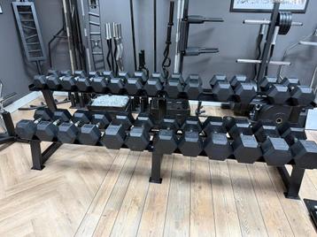 Groot nieuw zwart hexagon dumbellrack plus dumbells 10 - 40 beschikbaar voor biedingen