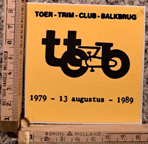Vintage sticker Toer trim club Balkbrug logo fiets 1983, Verzamelen, Stickers, Zo goed als nieuw, Overige typen, Ophalen of Verzenden